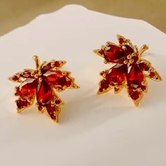 Jewelry - NWT Leaf Earrings